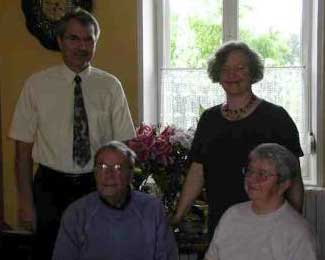 Les parents hermant avec les grands-parents Busière