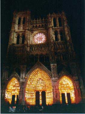 Cathédrale d'Amiens, éclairée de lumières colorées