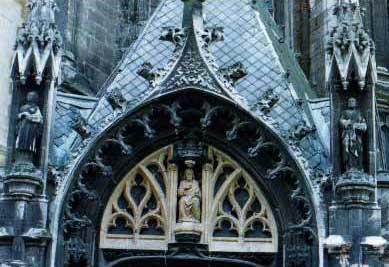 Fronton de la porte latérale de l'église St Maurice